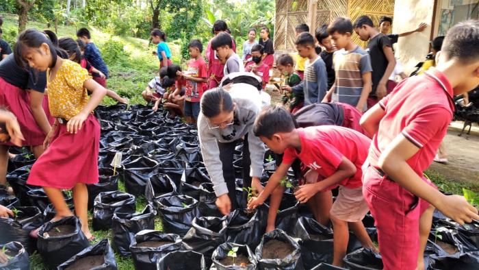 GERAKAN TANAM CABAI BERSAMA SISWA SD NEGERI 1 MANISTUTU
