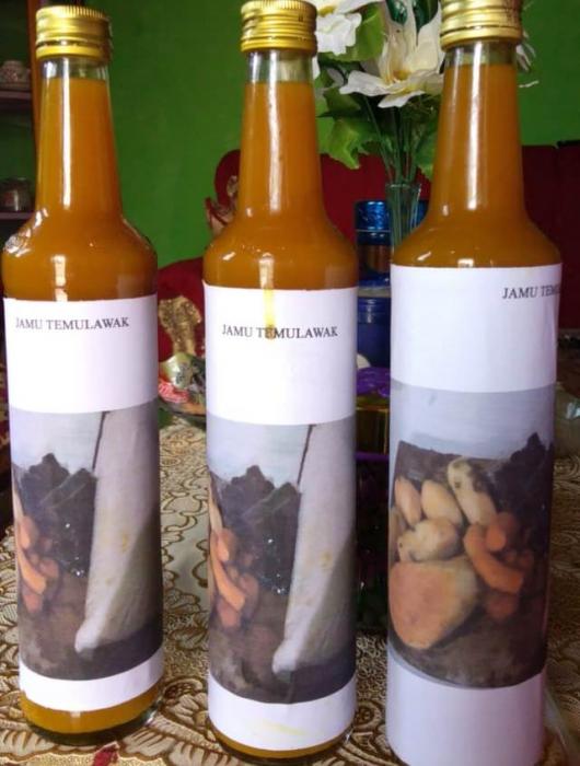Membuat Jamu Temulawak ( Curcuma Xanthorrhiza )