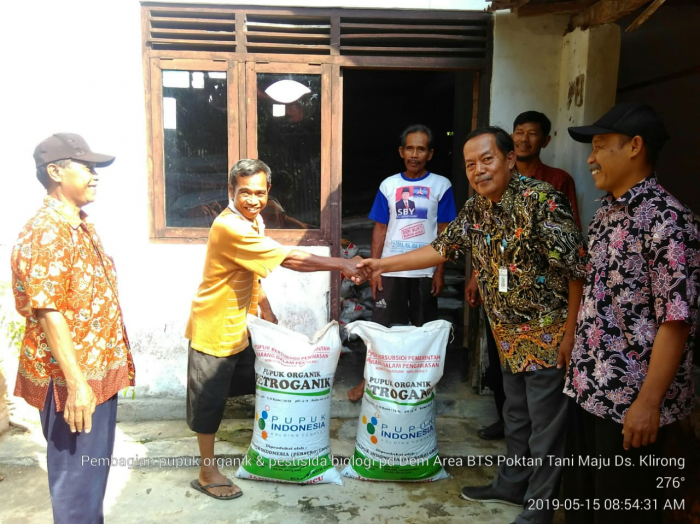 Penyerahan Pupuk Organik dan Pestisida Biologi Di Poktan Tani Maju Klirong