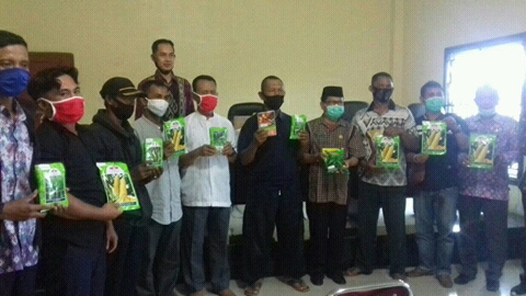 PENYERAHAN BANTUAN BENIH HORTIKULTURA SECARA SIMBOLIS KEPADA KELOMPOK TANI DI KANTOR DINAS KETAHANAN PANGAN DAN PERTANIAN