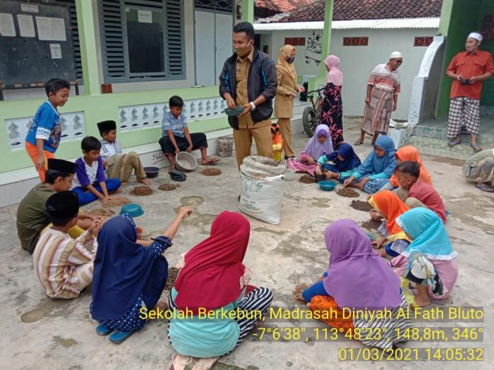 "SEKOLAH BERKEBUN" Bentuk Implementasi Program Pertanian Masuk Sekolah (PMS)