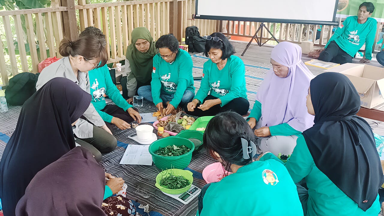 Kegiatan Pelatihan Penyusunan Formulasi Pakan Ternak Alternatif Spesifik Lokasi Dan Demonstrasi Cara Pembuatan Jamu Ternak Di Poknak Sinar Harapan Ds. Rantau Karau Tengah Kec.sungai Pandan Dengan Dana Desa 2022