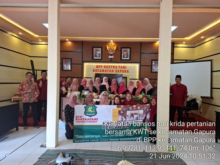 RAYAKAN HARI KRIDA PERTANIAN, KWT KECAMATAN GAPURA SALURKAN BANSOS CEGAH STUNTING