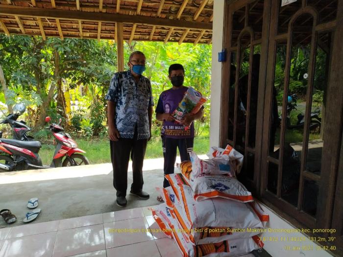 PENYERAHAN BANTUAN BENIH JAGUNG DI KELOMPOK TANI SUMBER MAKMUR,BROTONEGARAN,KEC. PONOROGO
