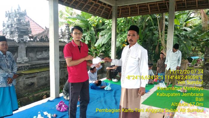 112 Petani Anggota Subak Air Sumbul Di Kabupaten Jembrana Menerima Pembagian Kartu Tani
