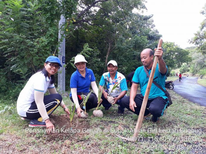 Penanaman Kelapa Genjah Di Subak Abian Giri Lestari, Desa Bugbug Kecamatan Karangasem