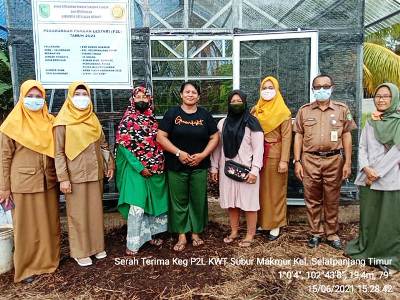 Serah Terima Bantuan Pekarangan Pangan Lestari (P2L) KWT Subur Makmur Kelurahan Selatpanjang Timur