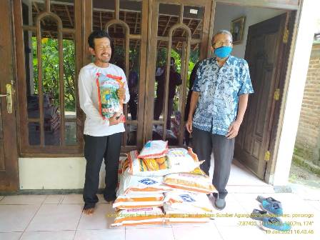 PENYERAHAN BANTUAN BENIH JAGUNG DI KELOMPOK TANI SUMBER AGUNG,BROTONEGARAN,KEC. PONOROGO