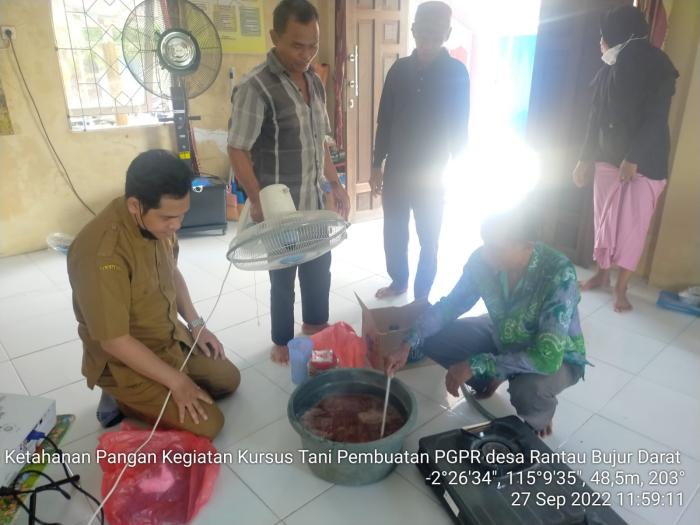 KURSUS TANI PEMBUATAN PGPR DI DESA RANTAU BUJUR DARAT KECAMATAN SUNGAI TABUKAN