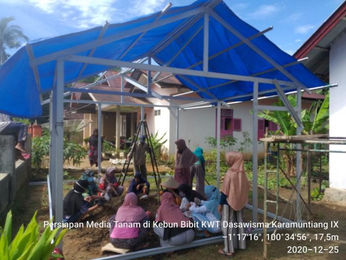 Sosialisasi Pekarangan Pangan Lestari (P2L) di KWT Dasawisma Karamuntiang IX di Nagari Ampang Tareh Lumpo