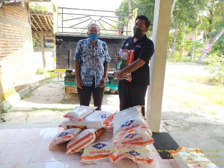 PENYERAHAN BANTUAN BENIH JAGUNG DI KELOMPOK TANI SUMBER MULYO,BROTONEGARAN,KEC. PONOROGO